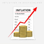 Illustration eines Kassenbons mit steigenden Preisen, Euro-Münzen und einem roten Aufwärtspfeil als Symbol für Inflation in Deutschland.