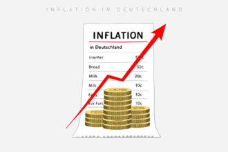 Illustration eines Kassenbons mit steigenden Preisen, Euro-Münzen und einem roten Aufwärtspfeil als Symbol für Inflation in Deutschland.