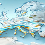 Querschnitt durch Europa mit geologischen Wasserstoffreserven, Windkraftanlagen und Industrieanlagen zur symbolischen Darstellung des natürlichen Wasserstoffpotenzials.
