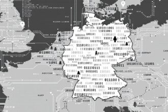 Illustration einer Deutschlandkarte mit digitalem Code und Hacker-Silhouetten als Symbol für aktuelle Cybercrime-Trends.