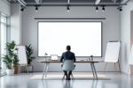Modernes Werbestudio mit KI-generierten Anzeigen und traditioneller Produktionstechnik im Wandel