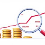Illustration mit Lupe über Euro-Münzen und ansteigender Preiskurve als Symbol für Inflation.