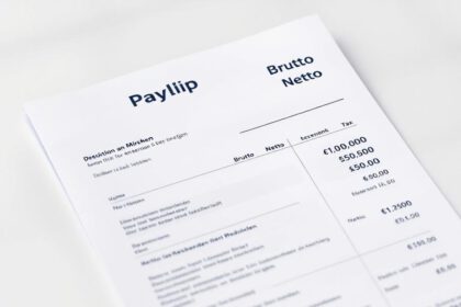 Deutsche Gehaltsabrechnung mit hervorgehobenen Brutto- und Nettobeträgen sowie Symbolen für Steuern und Sozialversicherungen.