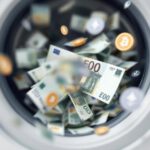 Symbolbild: Euro-Geldscheine in Waschmaschine mit digitalen Elementen als Darstellung der Geldwäsche.