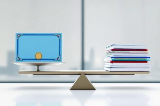 Waage mit Aktien-Zertifikat auf der einen und ETF-Unterlagen auf der anderen Seite