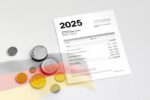 Ein deutscher Gehaltszettel mit der Aufschrift 2025, Euro-Münzen und einer Deutschlandflagge.