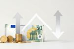 Euro-Banknoten und Münzen mit aufwärts und abwärts gerichteten Pfeilen als Symbol für Inflation.