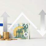 Euro-Banknoten und Münzen mit aufwärts und abwärts gerichteten Pfeilen als Symbol für Inflation.