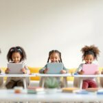 Mehrere Kinder spielen 2025 konzentriert und fröhlich kostenlose Lernspiele auf Tablets in einer modernen Lernumgebung.