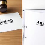 Symbolbild mit Richterhammer, Dokument 'Strafbefehl' und Akte 'Anklage' als Darstellung der Unterschiede im Strafverfahren.