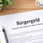 Offizielles Bürgergeld-Dokument mit Euro-Scheinen auf Schreibtisch als Symbol für soziale Sicherheit in Deutschland.