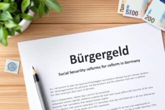 Offizielles Bürgergeld-Dokument mit Euro-Scheinen auf Schreibtisch als Symbol für soziale Sicherheit in Deutschland.